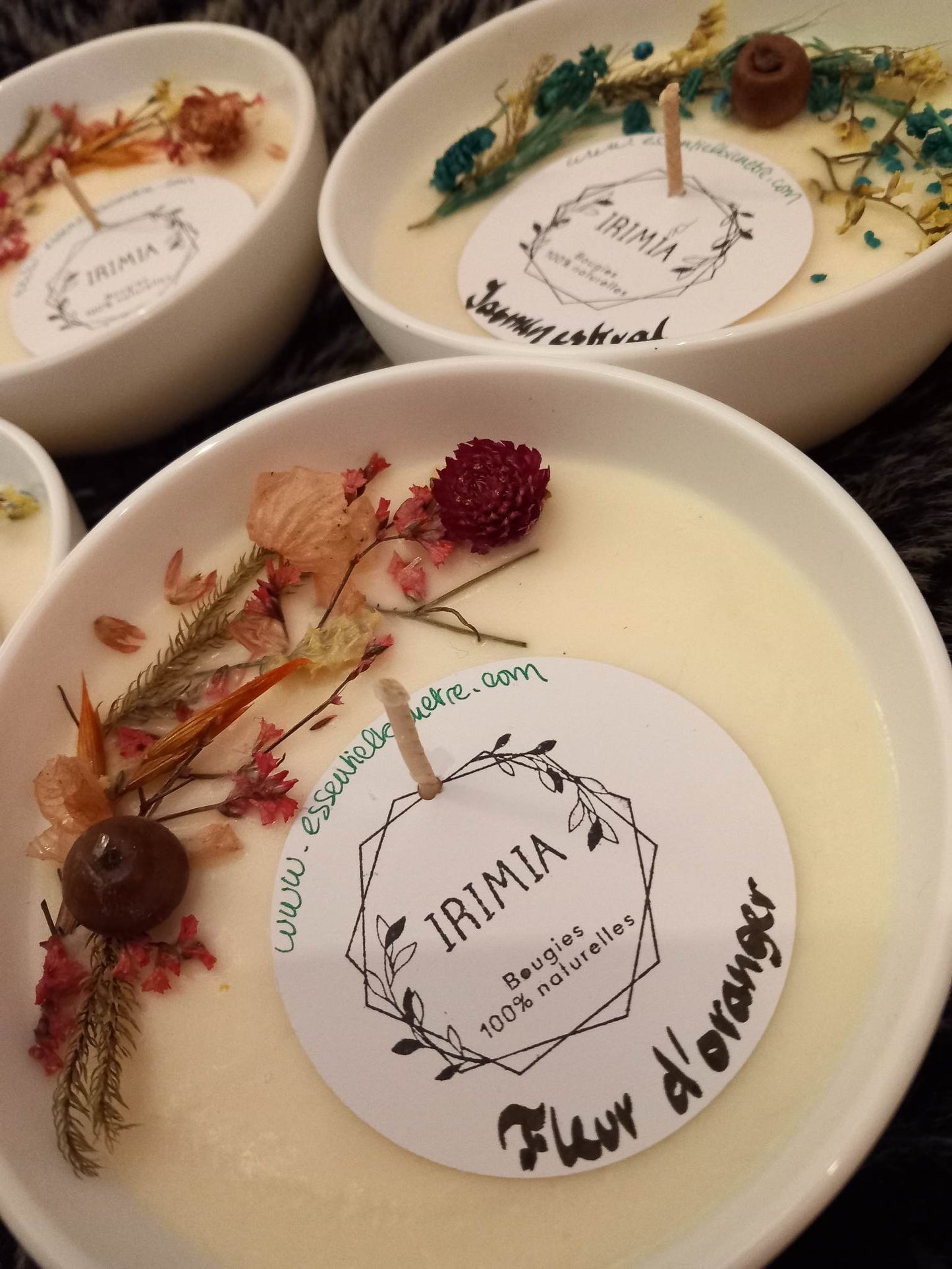 Bougie 100% végétale à la cire de soja agrementée de fleurs séchées ignifugées de la marque "Irimia"