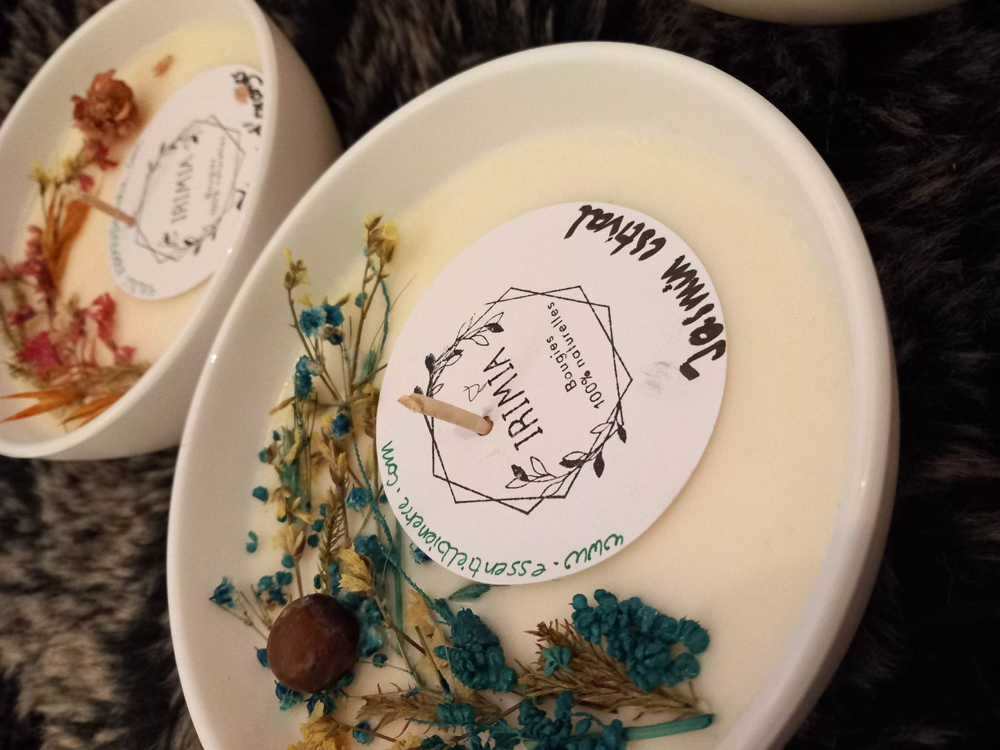 Bougie 100% végétale à la cire de soja agrementée de fleurs séchées ignifugées de la marque "Irimia"