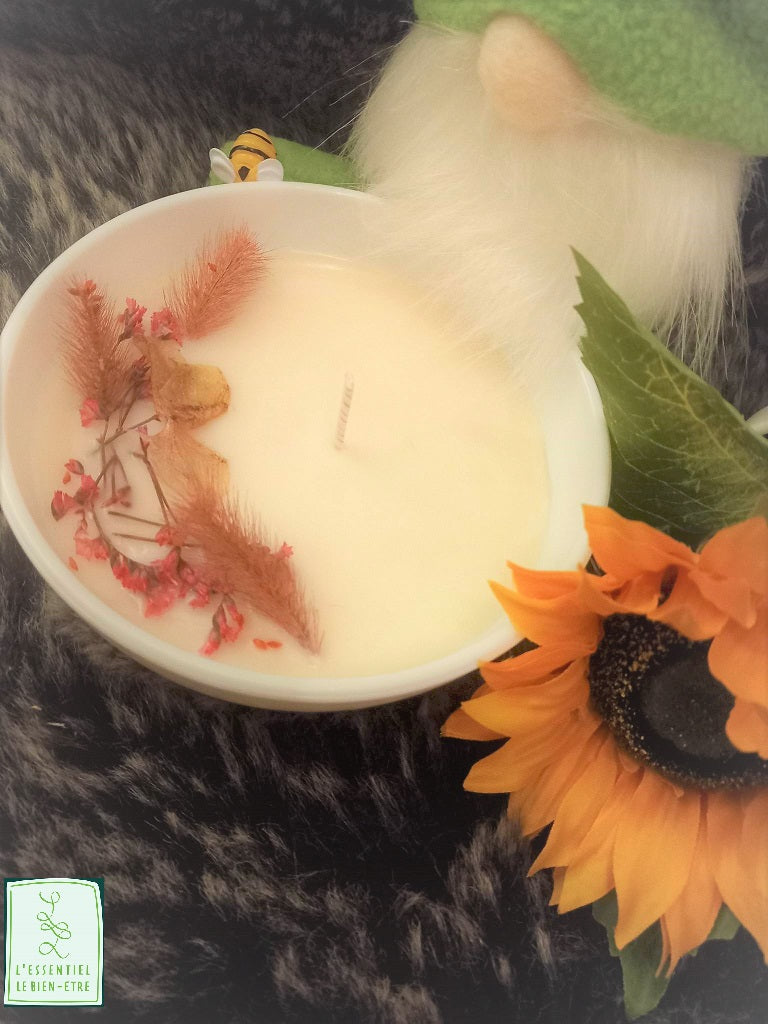 Bougie 100% végétale à la cire de soja agrementée de fleurs séchées ignifugées de la marque "Irimia"
