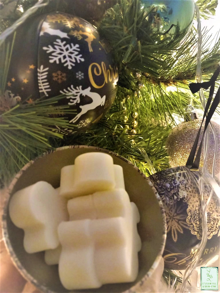 Fondants parfumés de la marque "Irimia" à la cire 100% végétale et parfum de Grasse : Cerise ou Ambre gris dans boule de Noël en métal