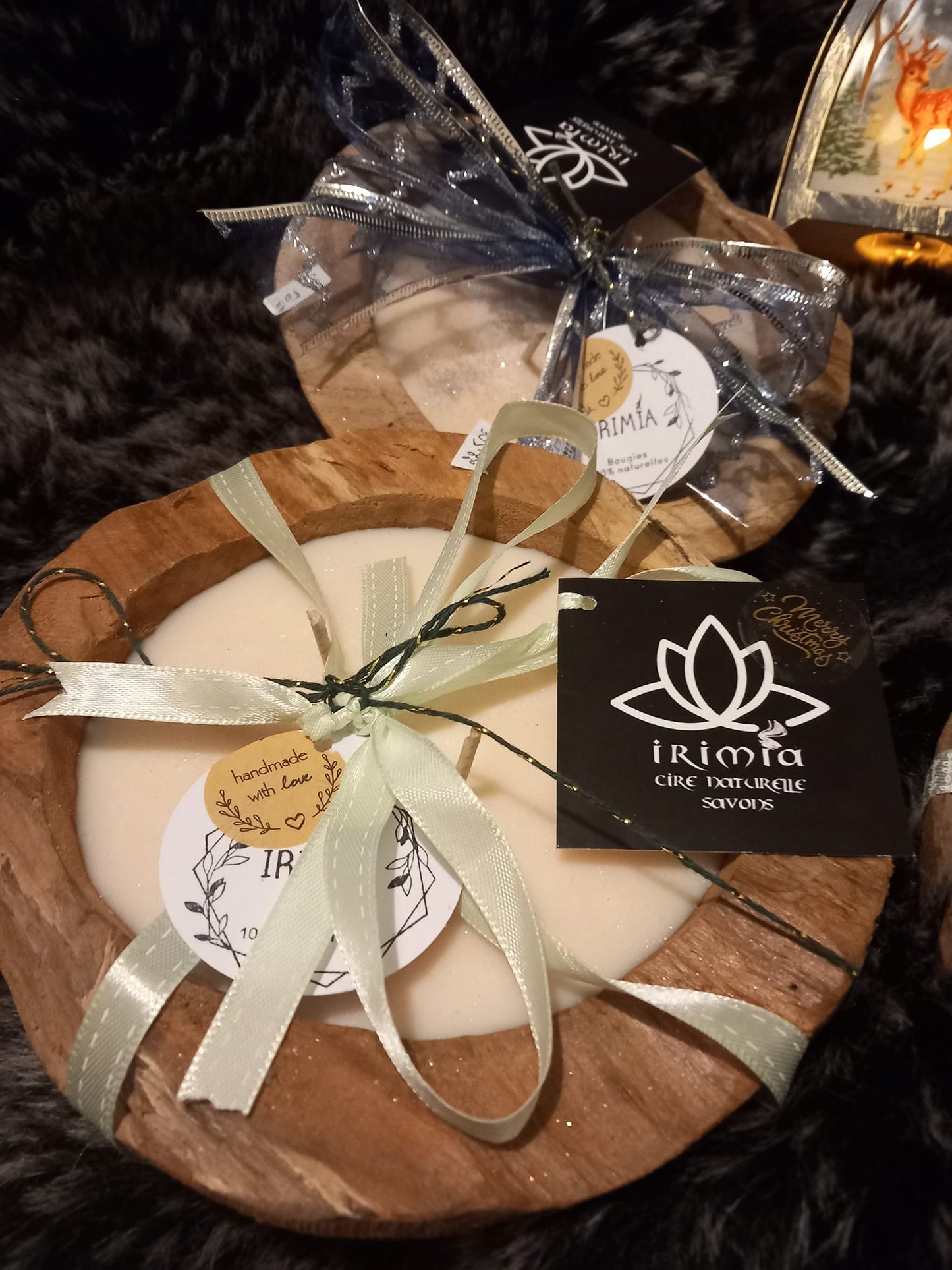 Bougie 100% naturelle à la cire de soja et Parfum de Grasse dans contenant en bois de teck